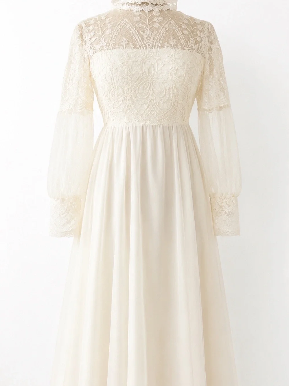 Vintage| Elegant White Lace High-Neck Wedding Dress - Picture 2 of 8